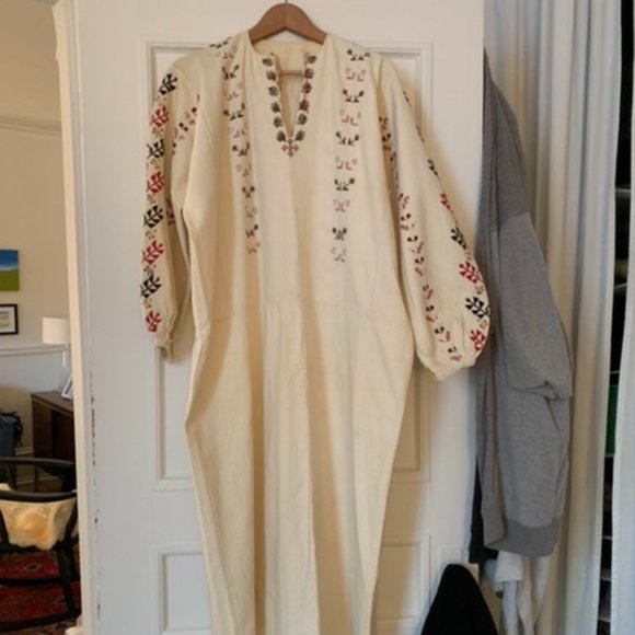 Hand-embroidered red+blackwork cotton-linen dress - Picture 4 of 9